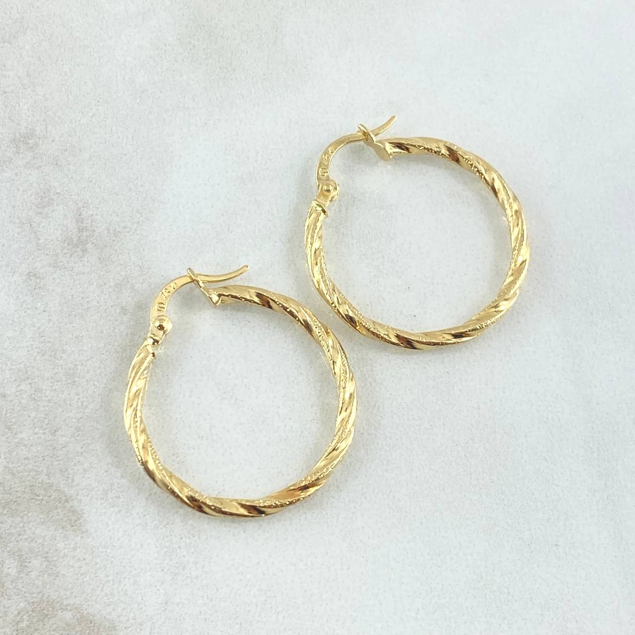 Sami Hoop Earrings 1.65gr / 1 1/4 in / Twisted Dotted 18K Gold