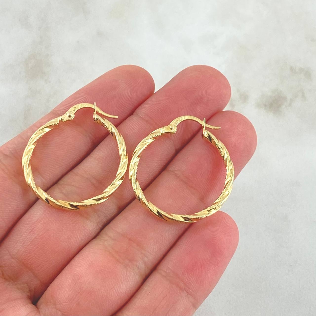 Sami Hoop Earrings 1.65gr / 1 1/4 in / Twisted Dotted 18K Gold
