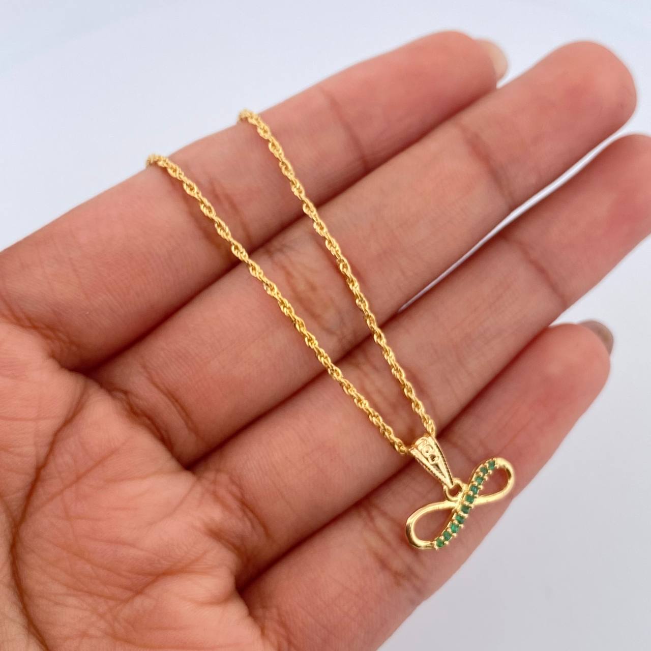 Set Cadena Lazo 0.9gr / 45.1cm / 1mm + Dije Infinito 0.65gr / 1cm Circones Verdes Oro Amarillo 18K (Oferta) $