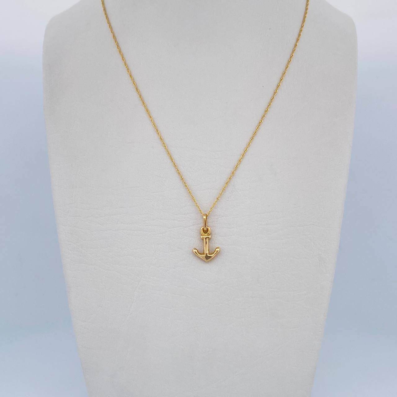 Set Cadena Singapur 1.05gr / 45cm / 0.8mm + Dije Ancla 0.95gr / 1.5cm Liso Oro Amarillo 18K (Oferta) $