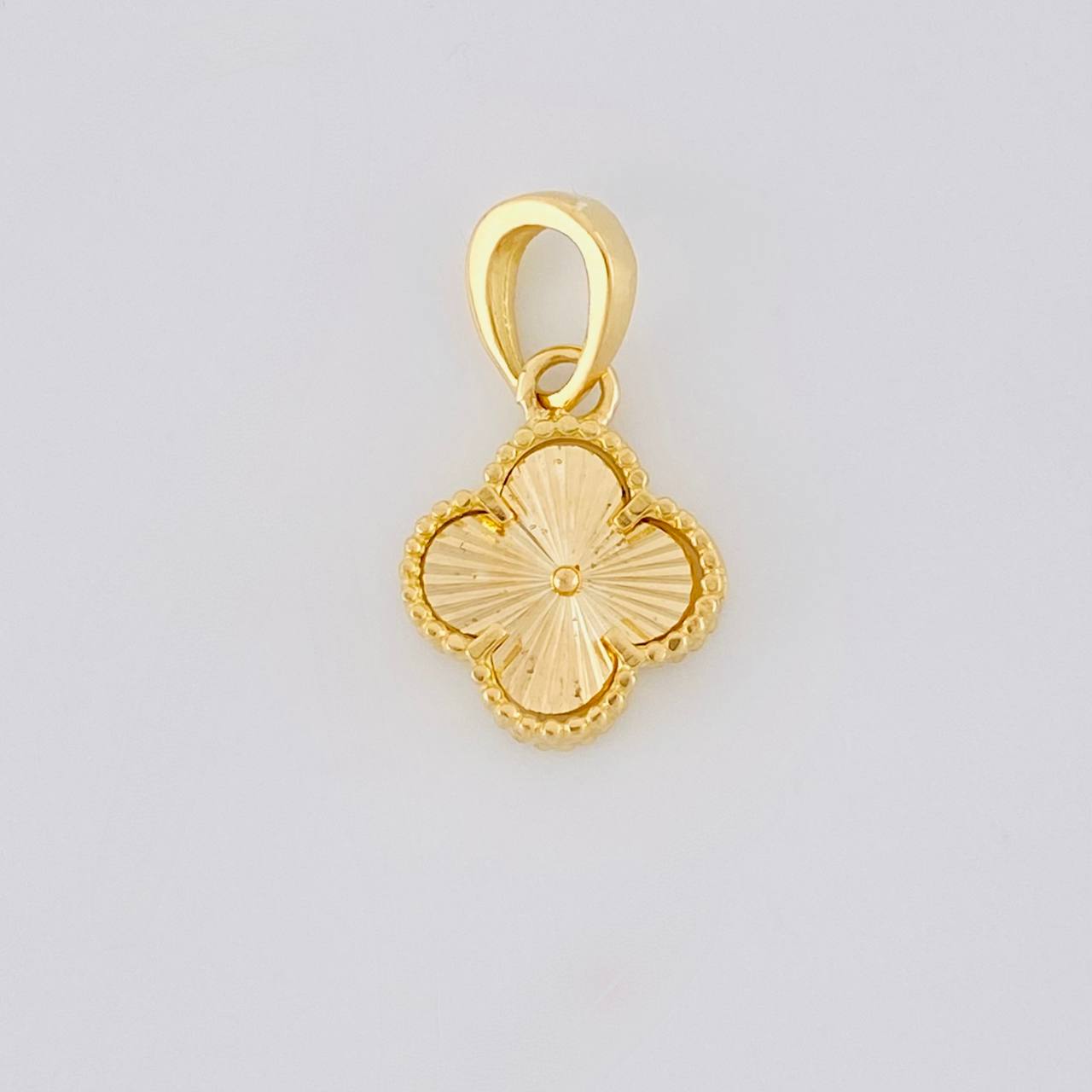 Diamond Cut Clover Pendant 1.3g / 3/4 in 18K Yellow Gold