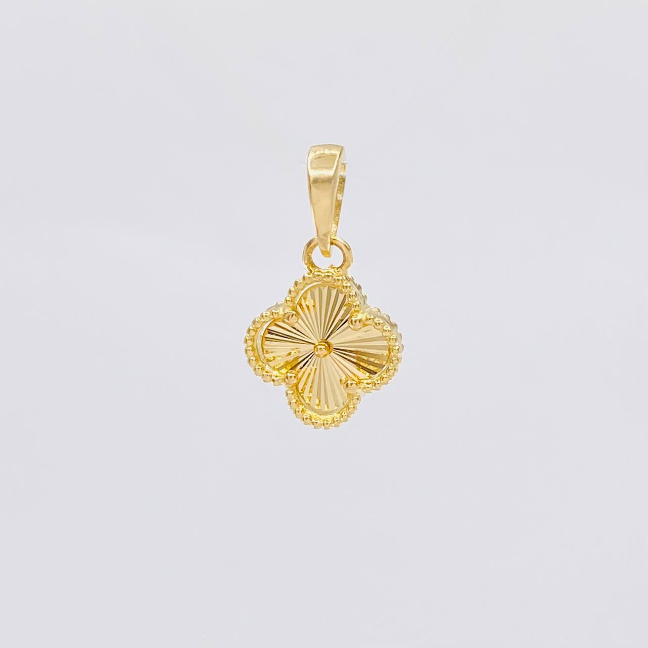 Diamond Cut Clover Pendant 1.3g / 3/4 in 18K Yellow Gold