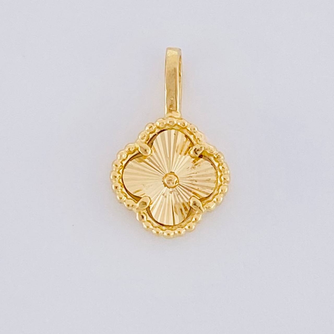 Dije Trebol Diamantado 0.75g / 1/2 in Oro Amarillo 18K