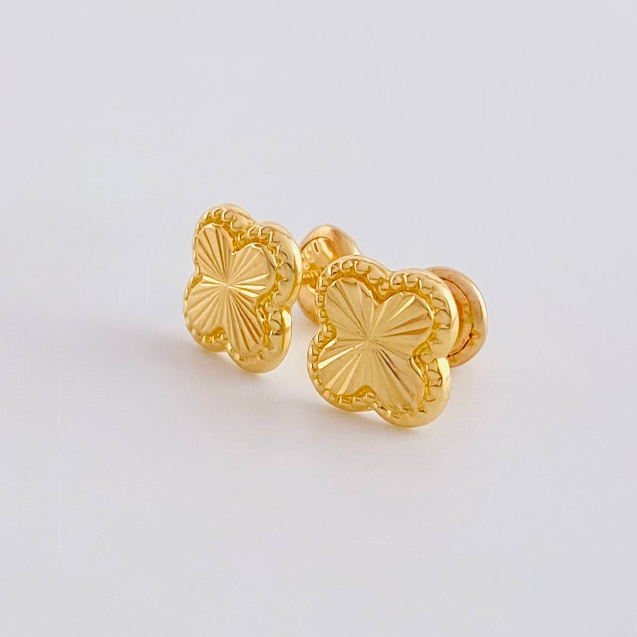 Diamond Cut Clover Stud Earrings 0.9g / in / 8.5mm Yellow Gold 18K
