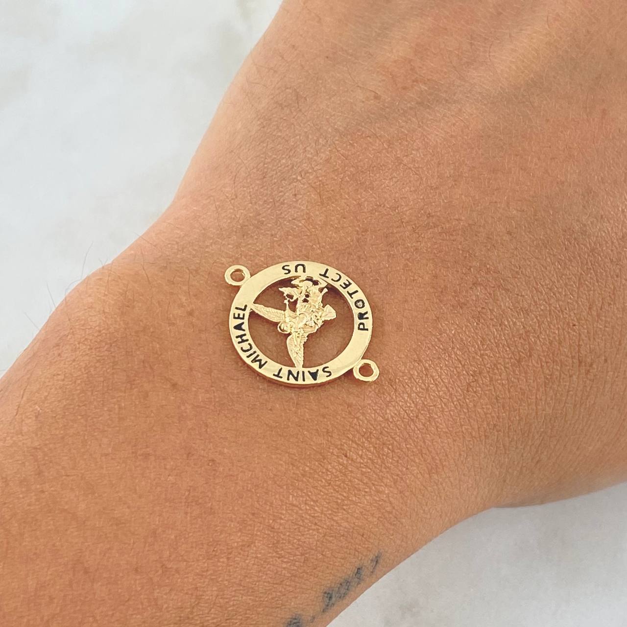 Charm San Miguel Arcangel In Hoop 1.65gr / 1.7cm / 18K Yellow Gold