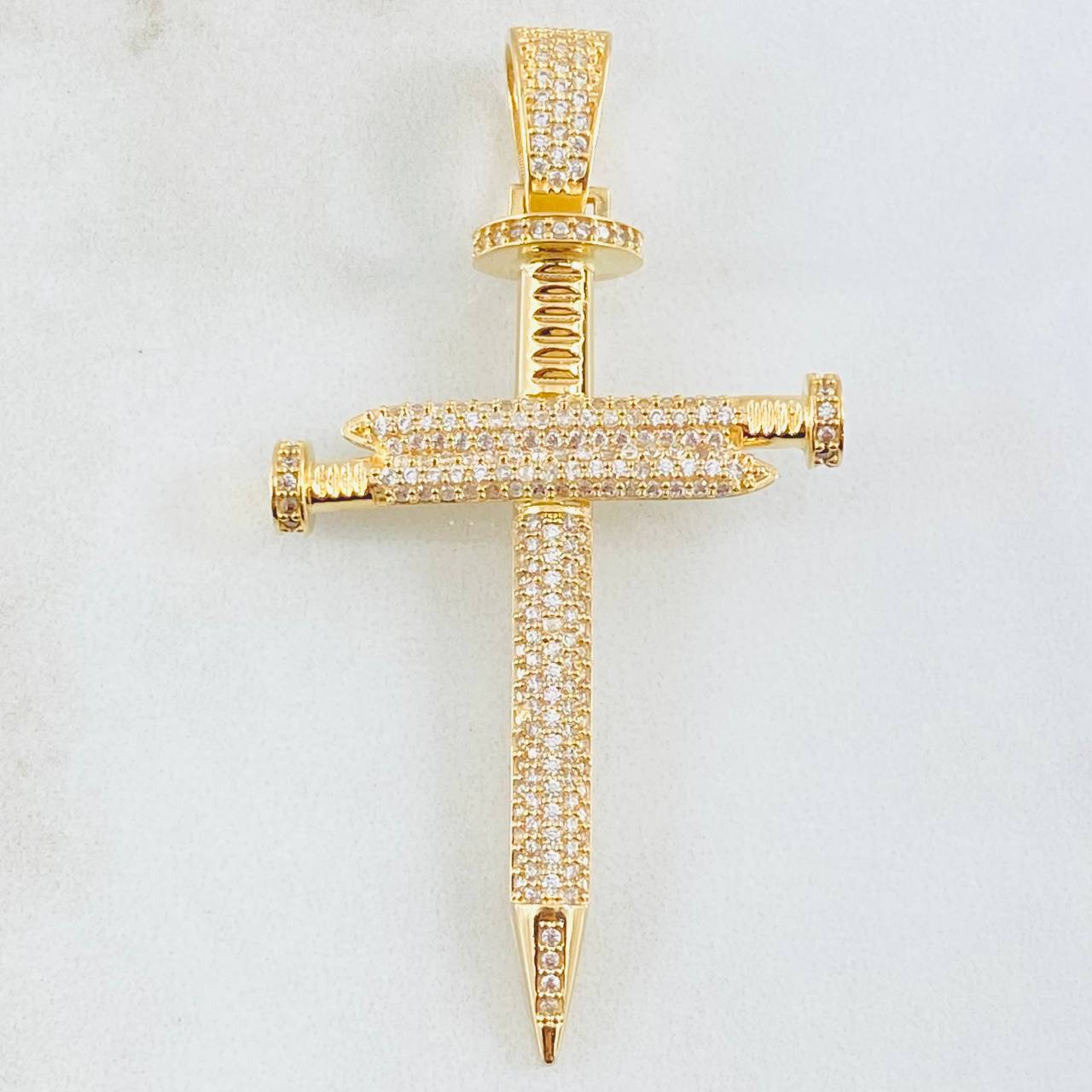 Dije Cruz Clavos 8.65gr / 2 1/4 in / Oro Amarillo 18K ©