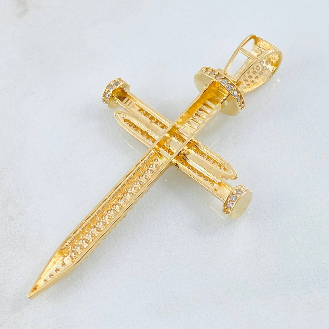 Dije Cruz Clavos 8.65gr / 2 1/4 in / Oro Amarillo 18K ©