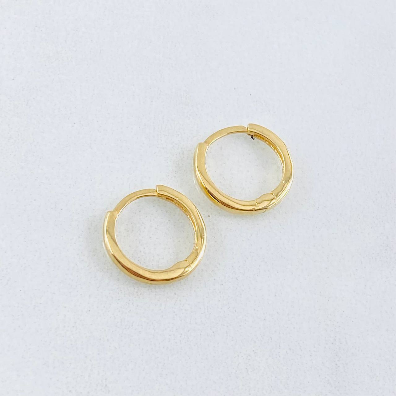 Hoop Earrings Smooth Track 1gr / 1/2 in / 18K Yellow Gold *