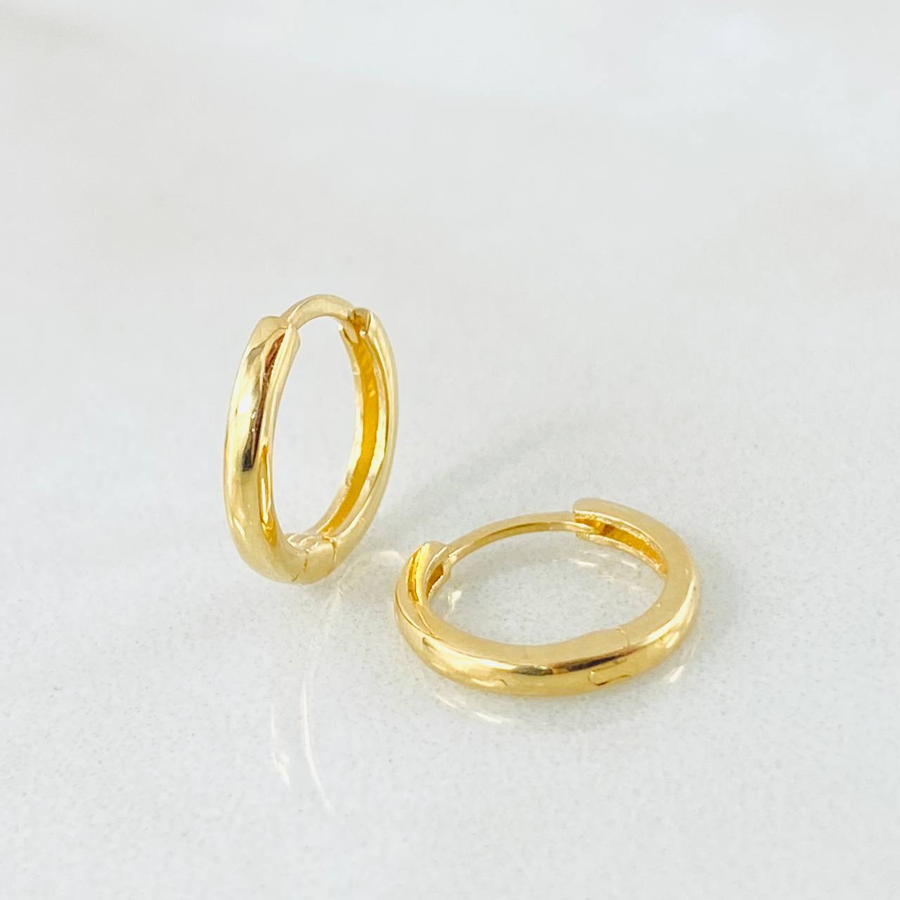 Hoop Earrings Smooth Track 1gr / 1/2 in / 18K Yellow Gold *