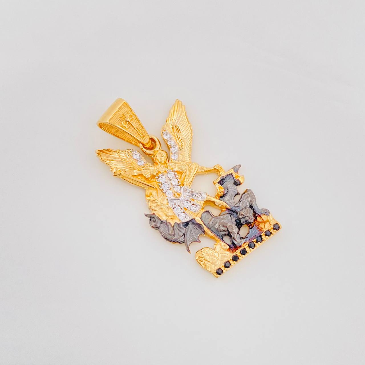 Dije San Miguel 4.05g / 1 1/4 in Dos Oros Negro Amarillo 18K