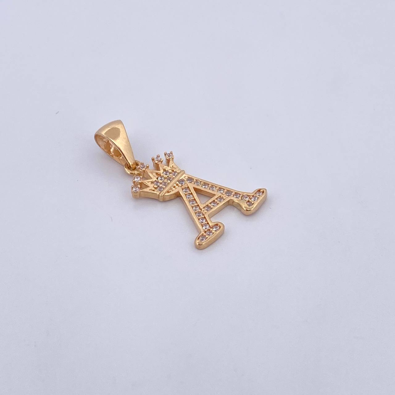 Dije Letra A Corona 1.7gr / 2.6cm / Circones Blancos Oro Amarillo 18K &