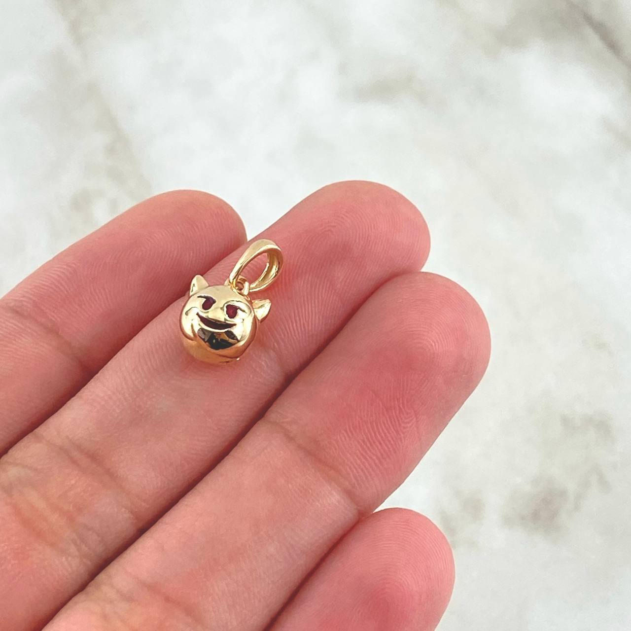 Dije Emoji Diablo 1.25gr / 1.5cm / Texturizado Rojo Oro Amarillo 18K