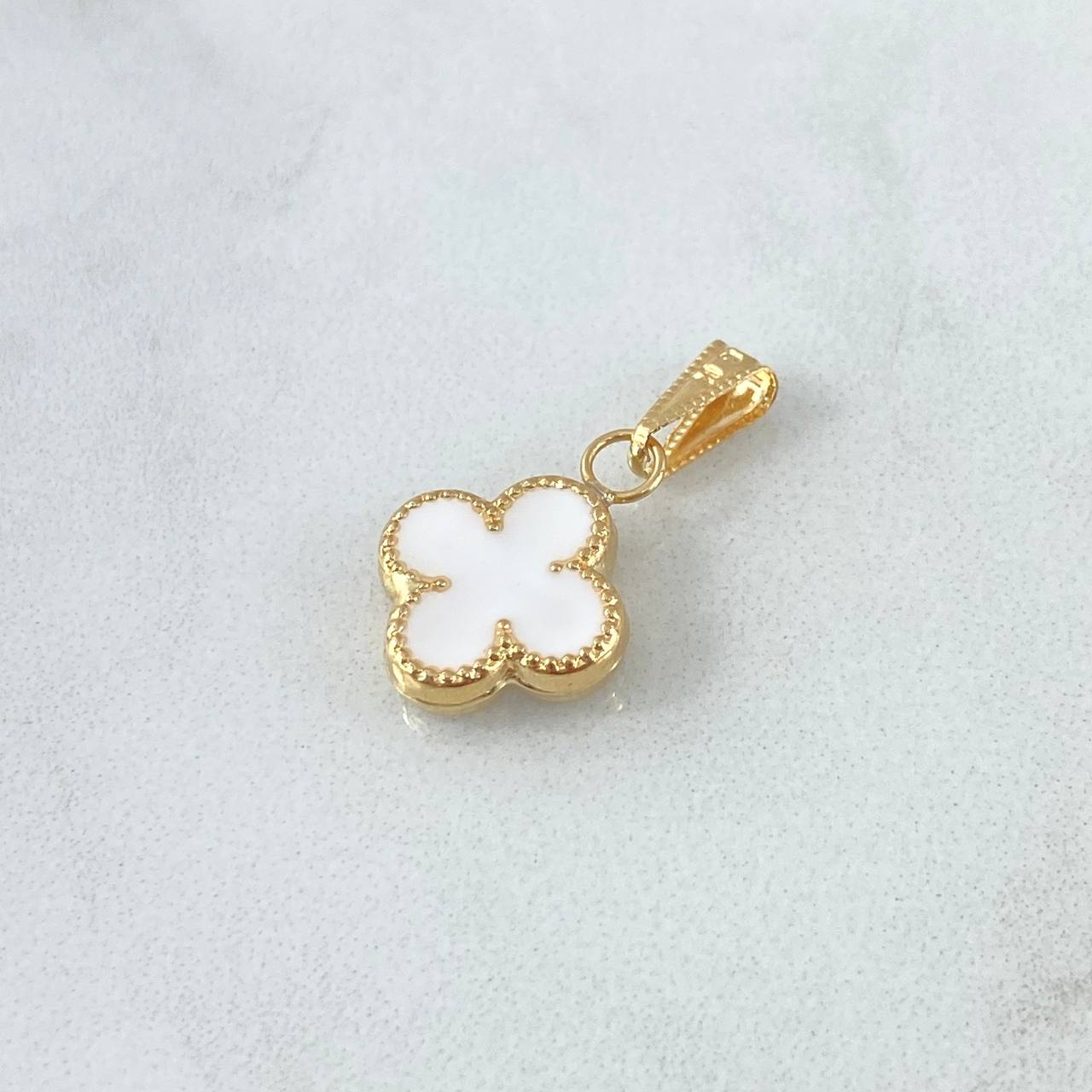Dije  Trébol VCyA  0.85gr / 2cm / Resina Blanca Borde Punteado Oro Amarillo 18K