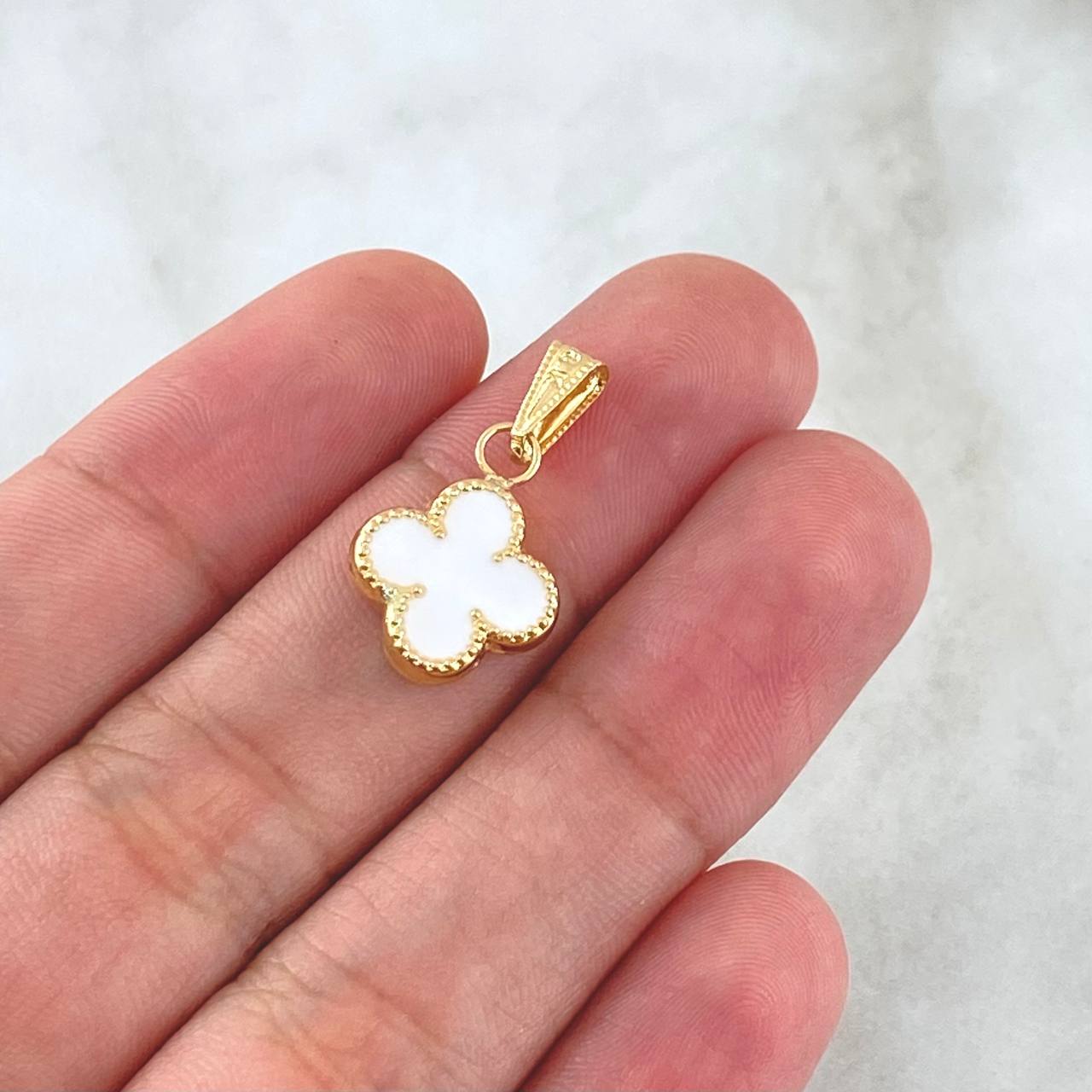 Dije  Trébol VCyA  0.85gr / 2cm / Resina Blanca Borde Punteado Oro Amarillo 18K