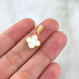 Dije  Trébol VCyA  0.95gr / 2cm / Resina Blanca Borde Punteado Oro Amarillo 18K