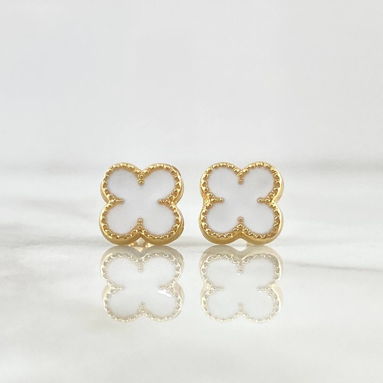 Stud Earrings Trébol VCyA 1.3gr / 9mm White Resin Lobster Claw 18K Yellow Gold Butterfly *
