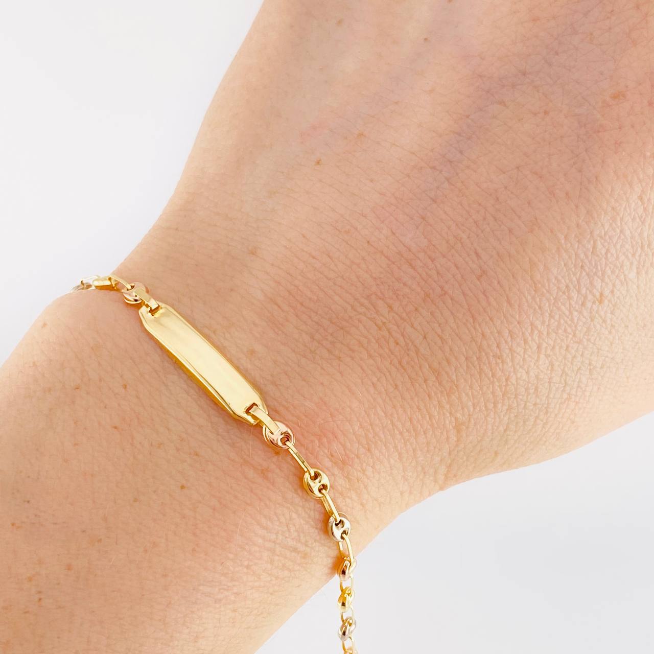Pulso Bebé GC Placa Rectangular Ovalada 1.6g / 14.8cm / 3.3mm Tres Oros 18K