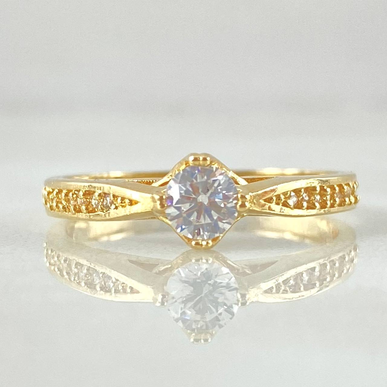 Solitaire Ring Dense Bridge 1.9gr / Size 5 1/4 / 18K Gold
