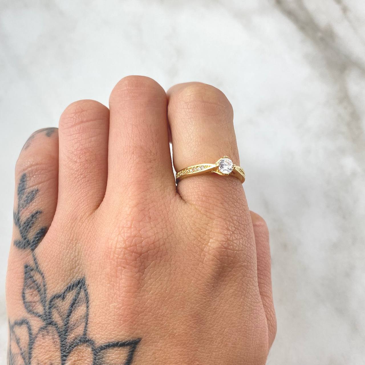 Solitaire Ring Dense Bridge 2.5gr / Size 6 1/2 / 18K Gold *