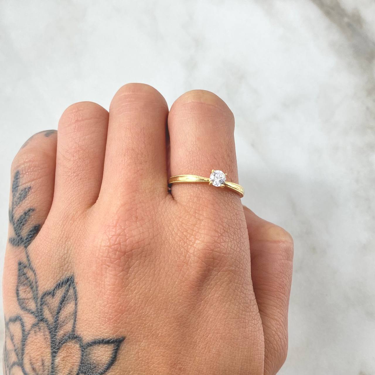 Solitaire Ring Dense Bridge 2.35gr / Size 8 / 18K Gold