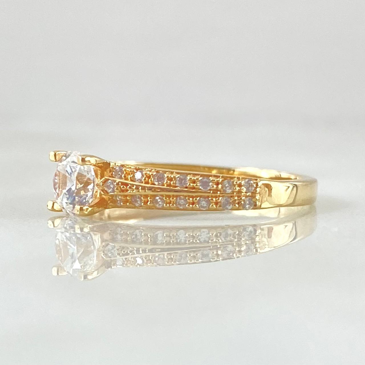 Dense Solitaire Ring 2.15gr / Size 4 / 18K Gold
