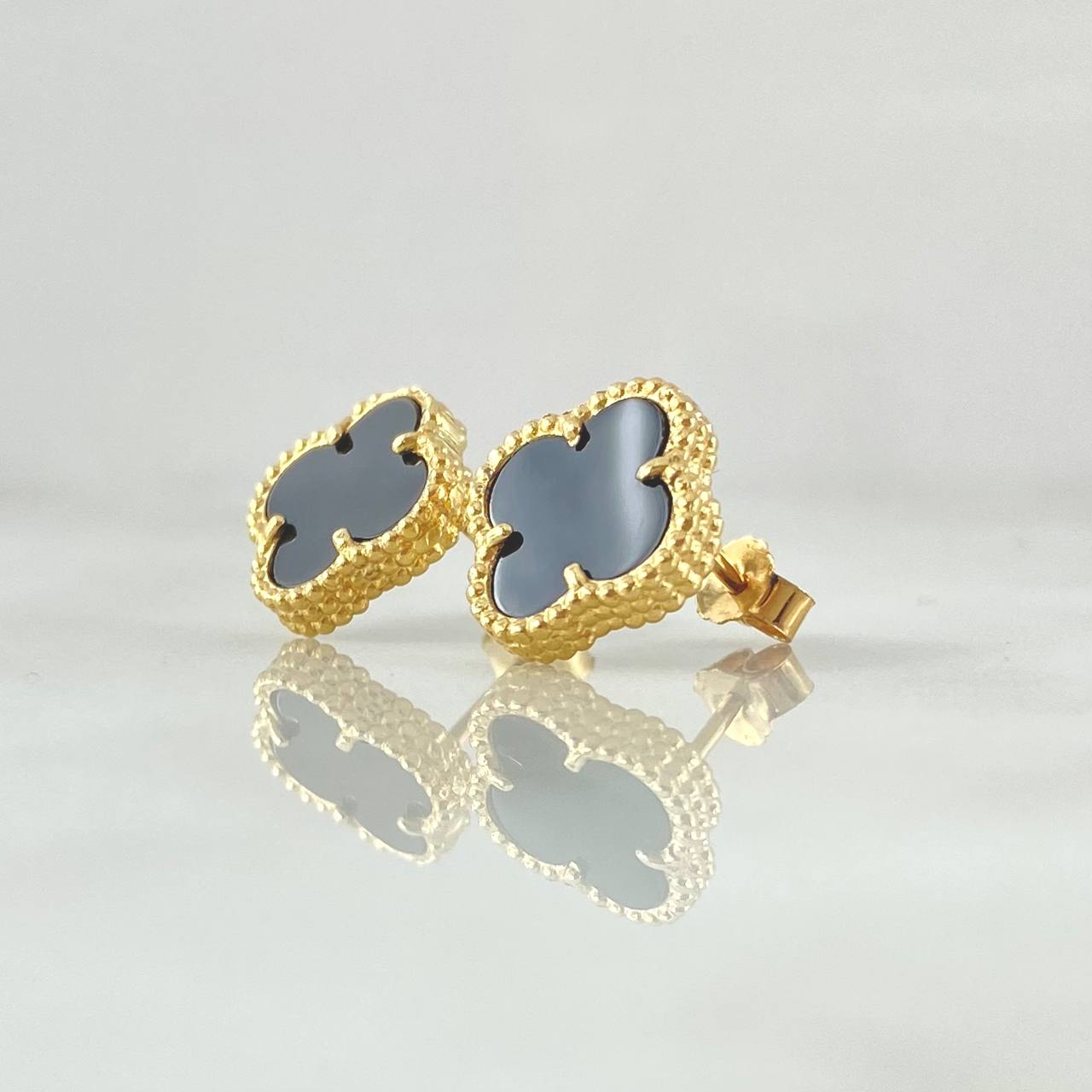 Topos Trebol VCyA 3.3gr / 1.2cm / Onix Negro Punteado Broche Mariposa Oro Amarillo 18K ©