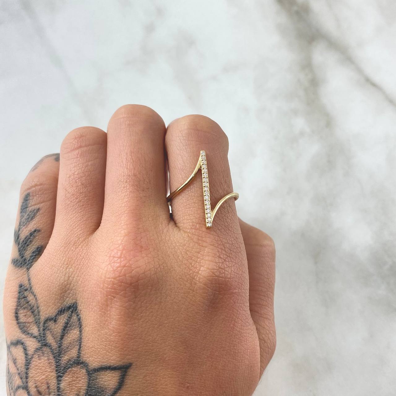 Perpendicular Line Ring 1.5gr / T5 1/2 / White Zircons Yellow Gold 18K