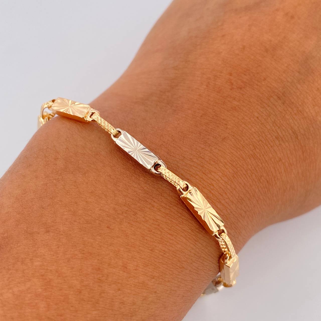 Pulso Rustico Rectangular Eslabon 5.2gr / 21.2cm / 3.3mm Diamantado Dos Oros Amarillo Blanco 18K $