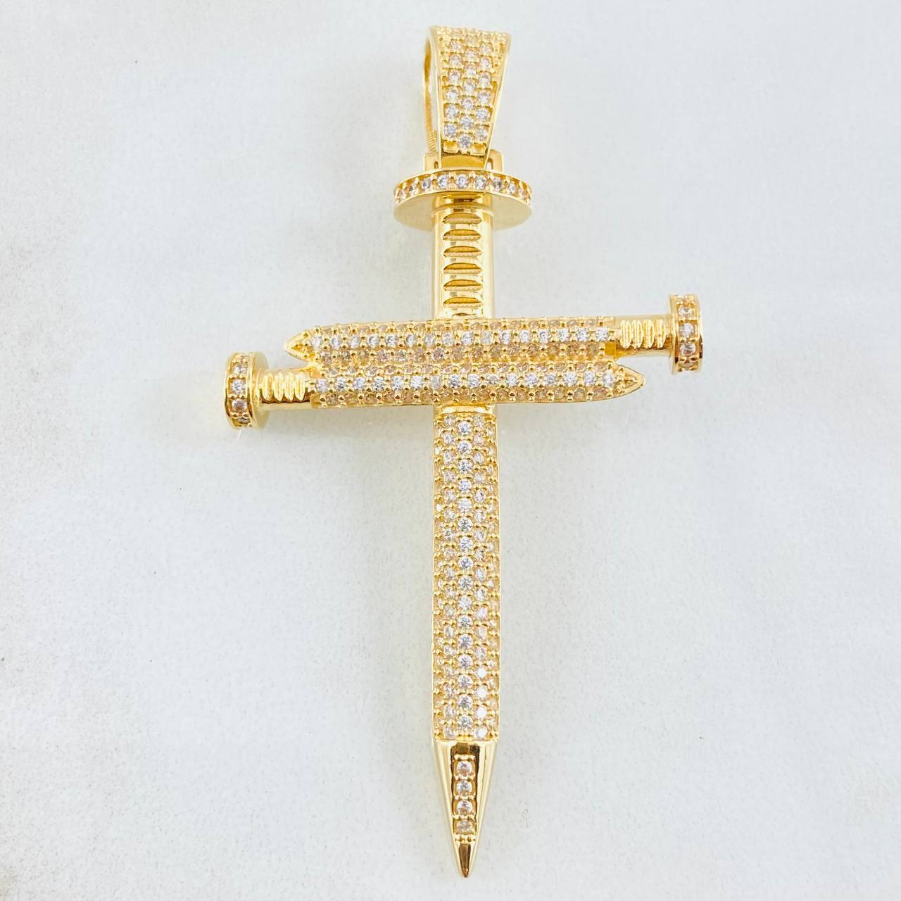 Dije Cruz Clavo 8.25gr / 2 1/4 in / Oro Amarillo 18K ©