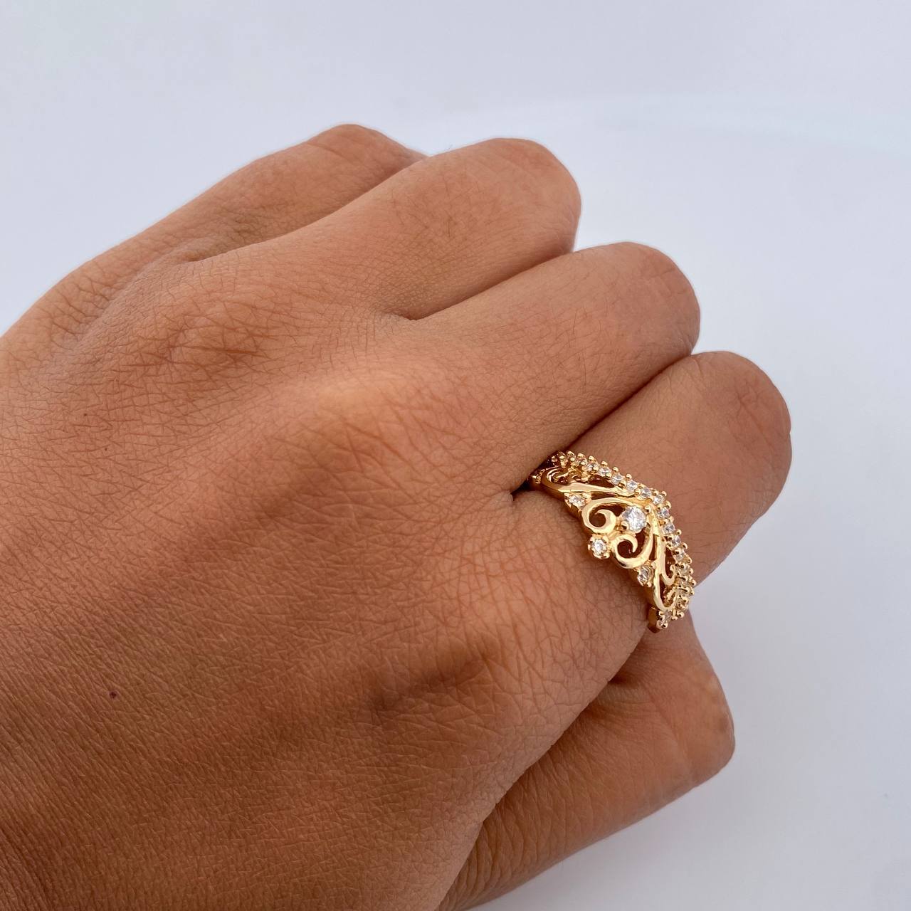 Crown Ring 2.7gr / Size 7 / White Zircons 18K Yellow Gold $