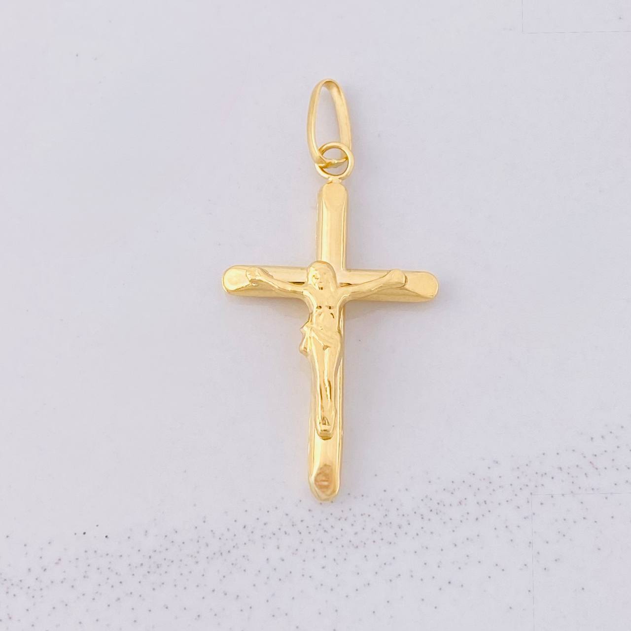 Dije Cruz Cristo Puntas Planas 0.9g / 3.4cm Oro Amarillo 18K