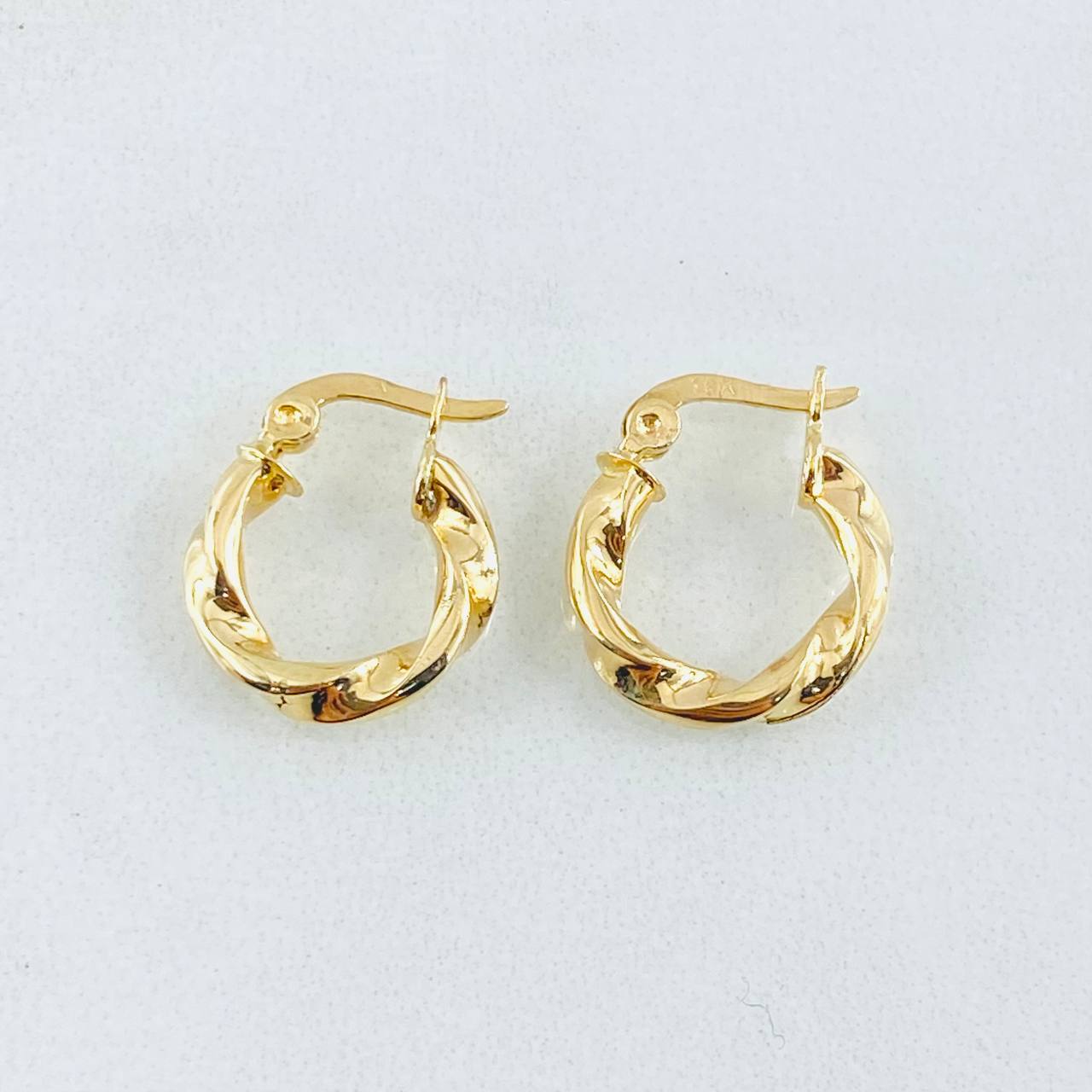 Kari Hoop Earrings 1.15gr / 1/2 in / 18K Gold ©