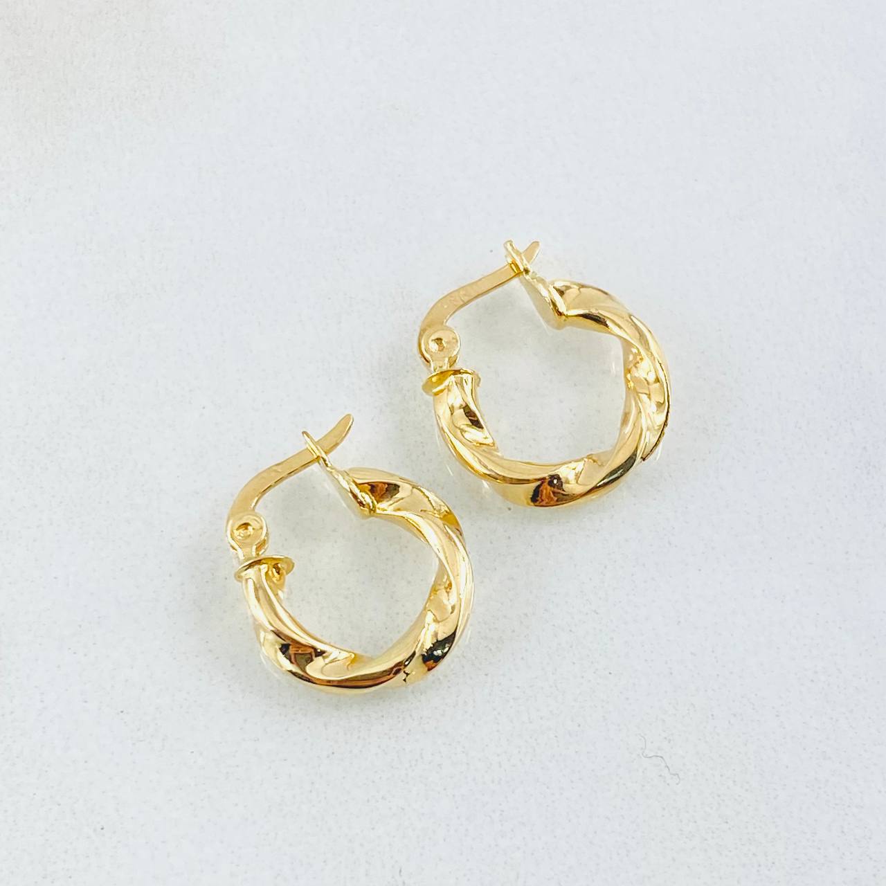 Kari Hoop Earrings 1.15gr / 1/2 in / 18K Gold ©