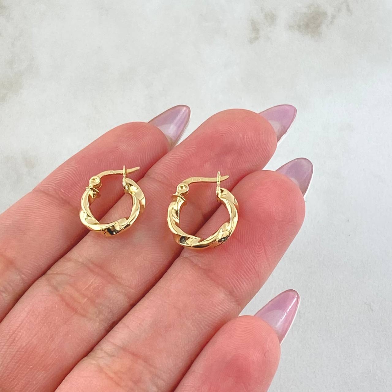 Kari Hoop Earrings 1.15gr / 1/2 in / 18K Gold ©
