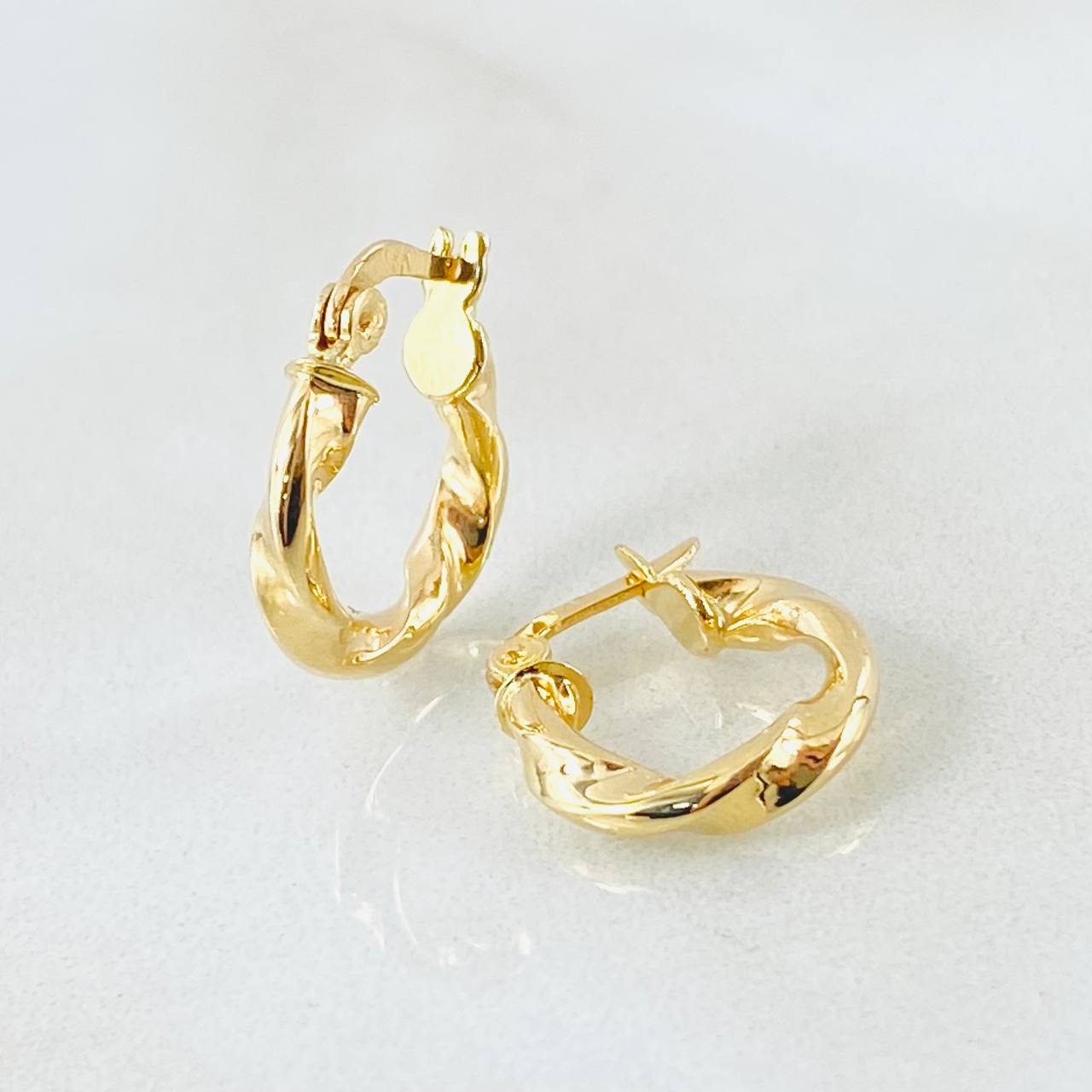 Kari Hoop Earrings 1.15gr / 1/2 in / 18K Gold ©