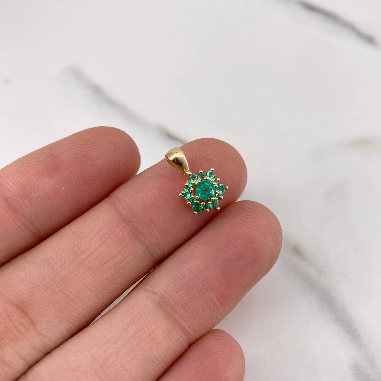 Dije Flor Driada 0.7gr / 1.3cm / Esmeraldas 32pts Oro Amarillo 18K &