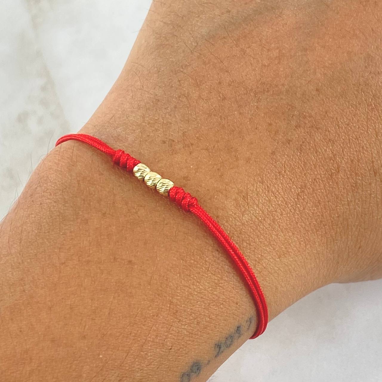 Red Bracelet Three Promises 0.25gr / 3mm Beads Diamond Cut 3 units 18K Yellow Gold