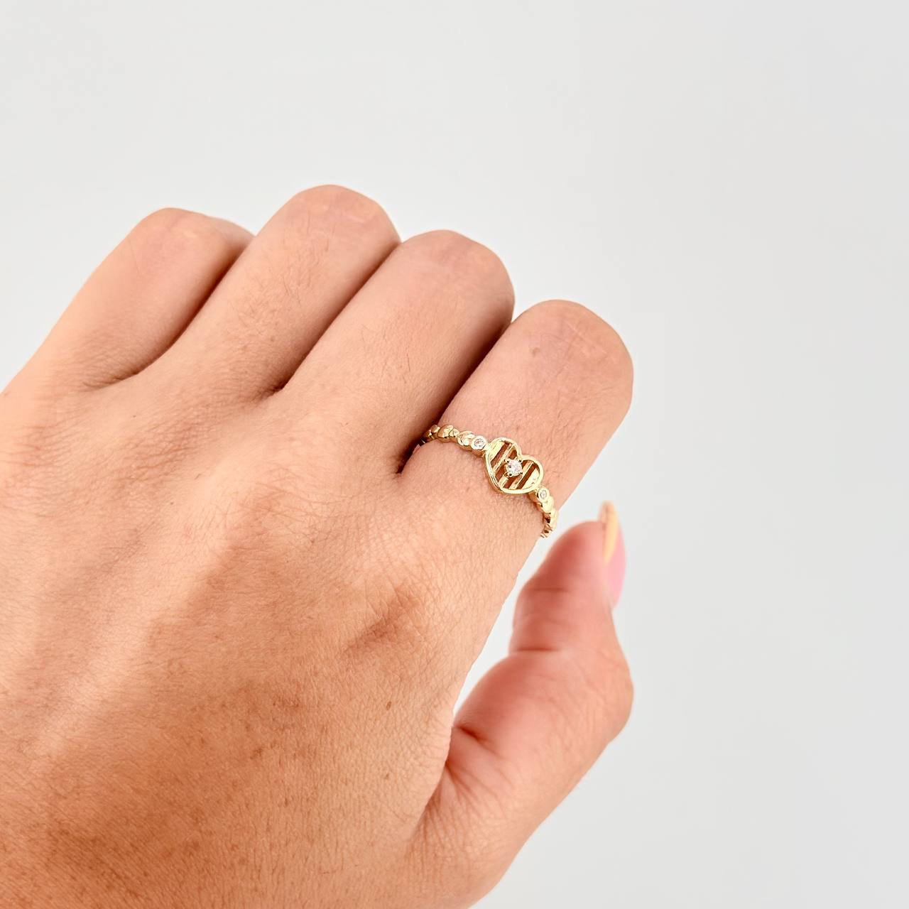 Anillo Linea Corazones 1.65 g / T8 Oro Amarillo 18K