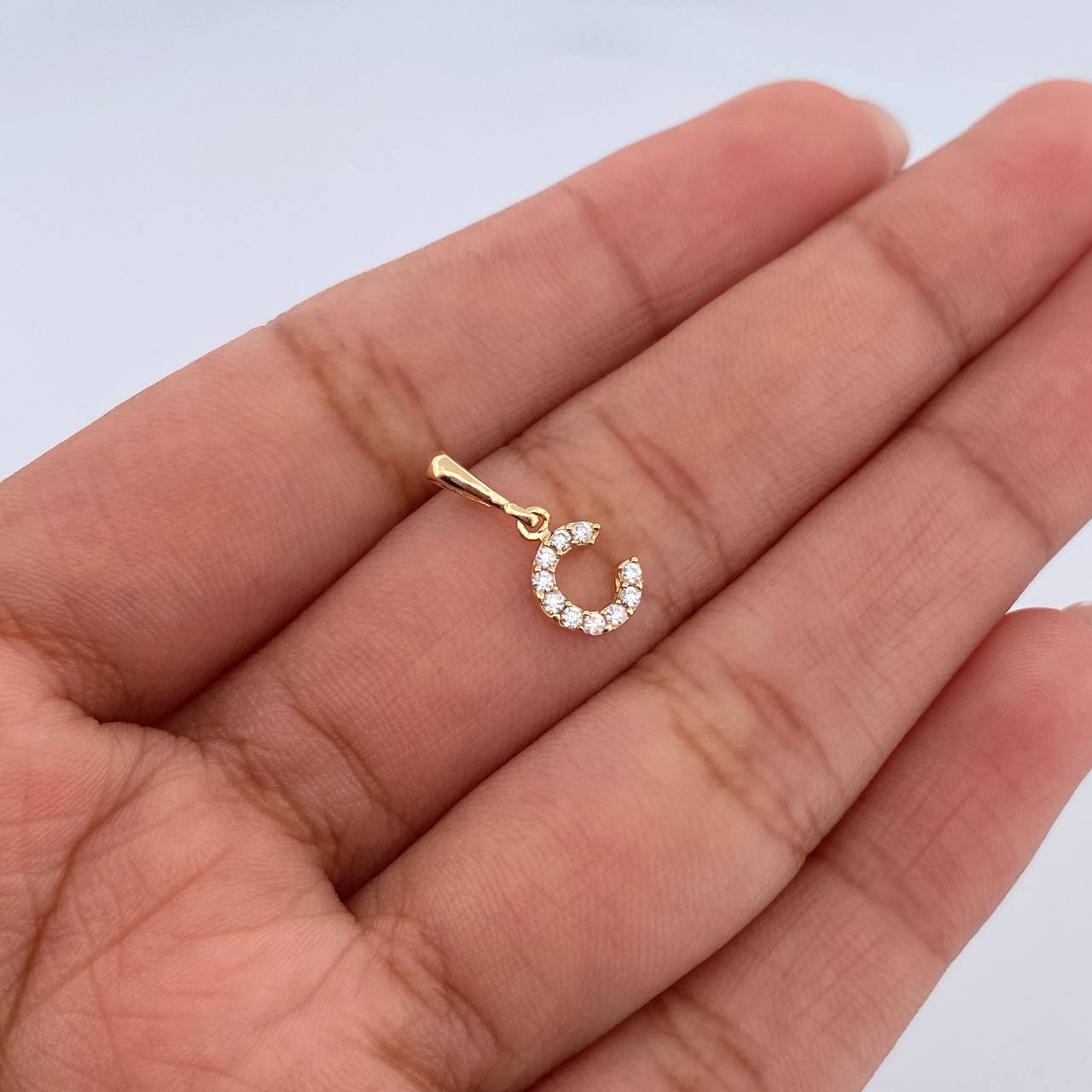 Dije Letra C 0.55gr / 1.5cm / Circones Blancos Oro Amarillo 18K &