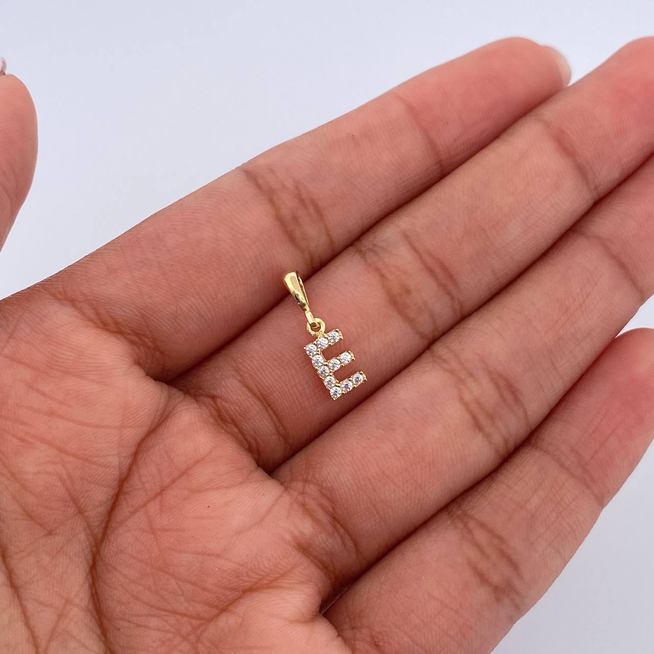Dije Letra E 0.5gr / 1.5cm / Circones Blancos Oro Amarillo 18K &