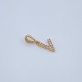 Dije Letra V 0.45gr / 1.5cm / Circones Blancos Oro Amarillo 18K &