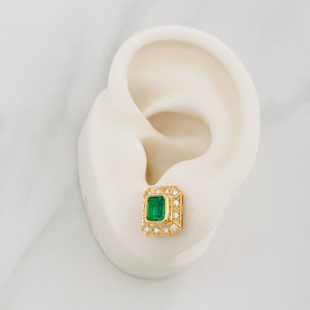 Topos Halo Cuadrado Esmeraldas 1qts Diamantes 24pts 5.95g / in / 9.8mm Oro Amarillo 18K