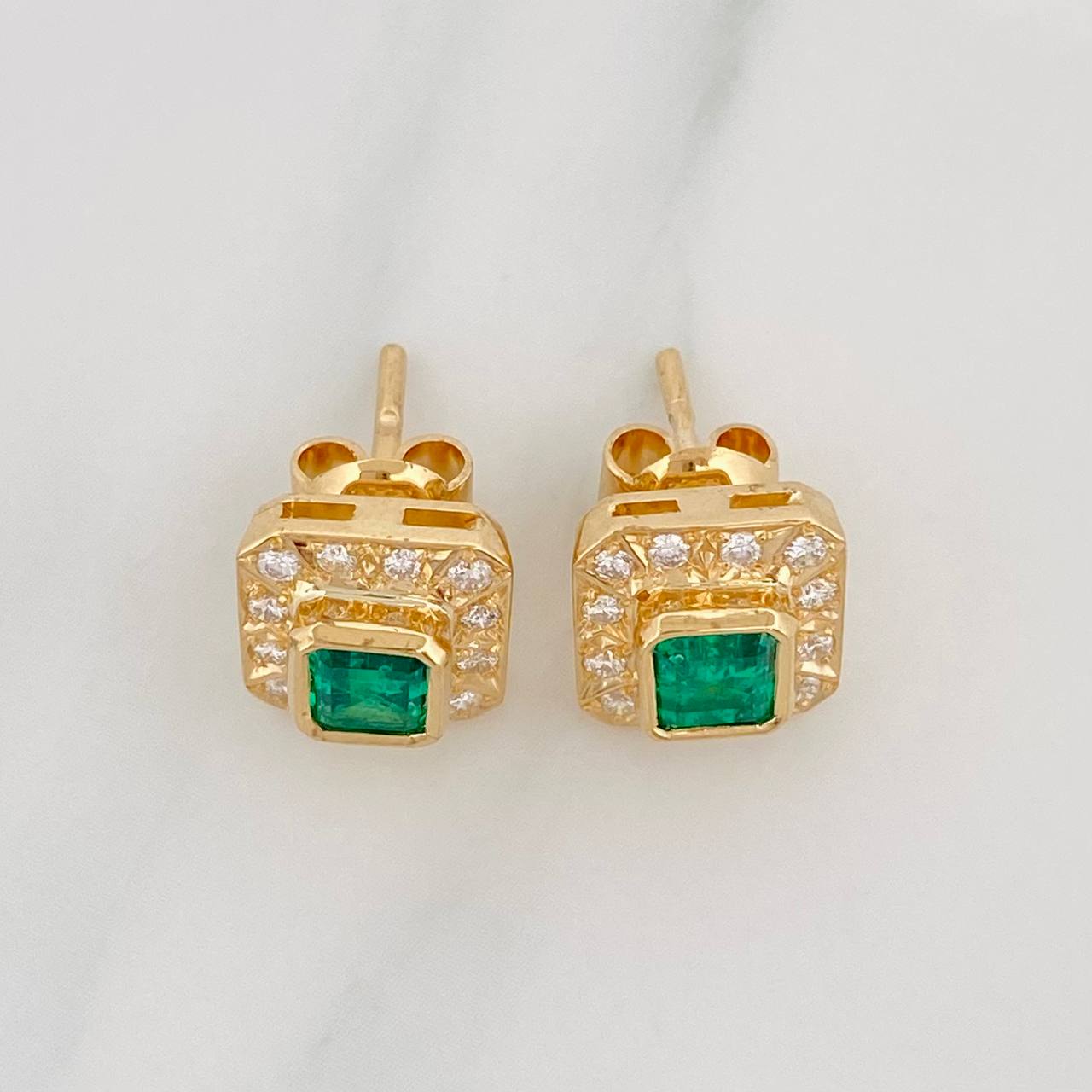 Topos Halo Cuadrado Esmeraldas 1qts Diamantes 24pts 5.95g / in / 9.8mm Oro Amarillo 18K