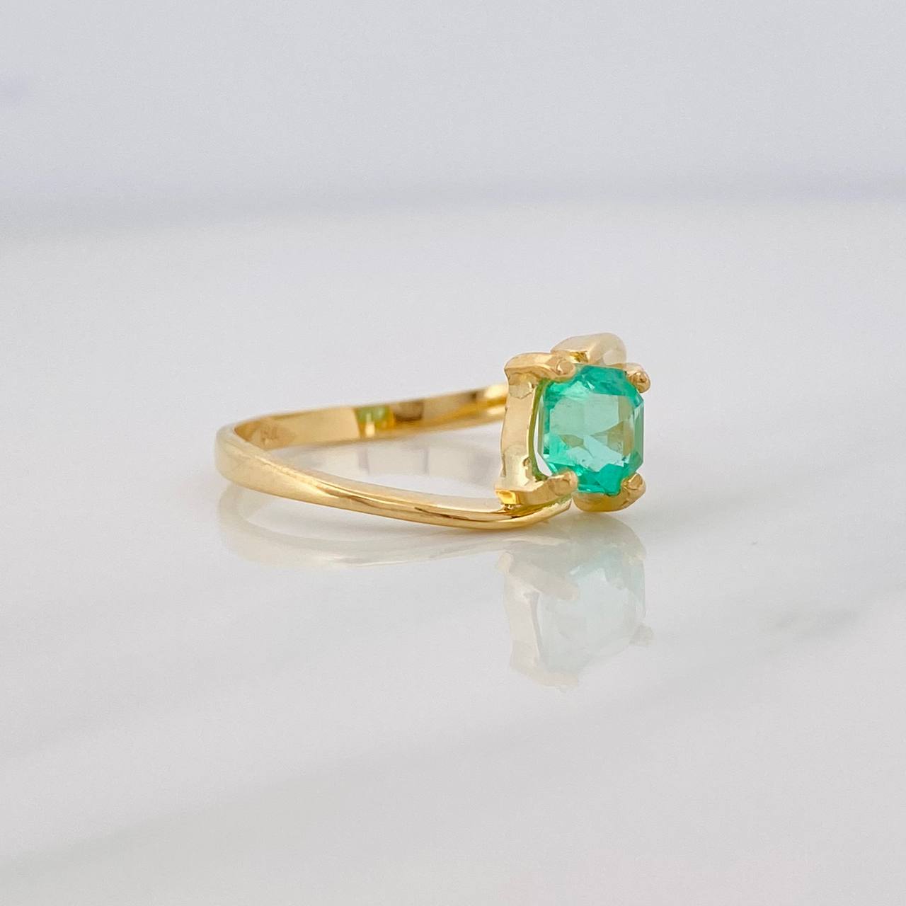 Anillo Ola Esmeralda 79pts 1.9g / T5 1/2 Oro Amarillo 18K
