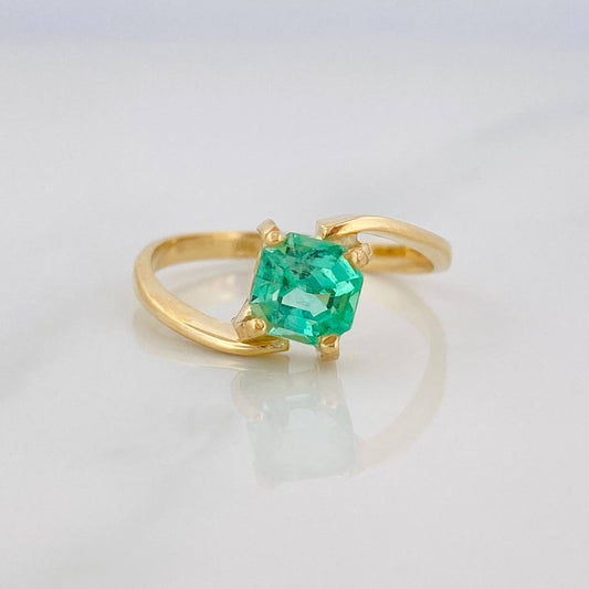 Anillo Ola Esmeralda 79pts 1.9g / T5 1/2 Oro Amarillo 18K
