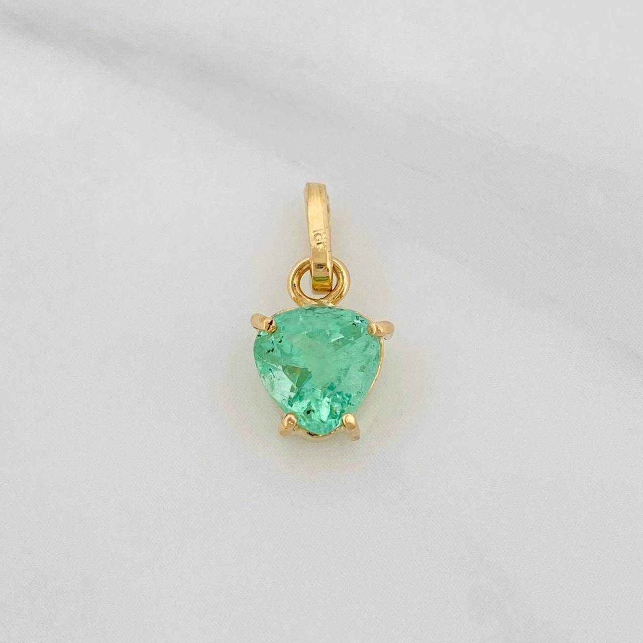 Dije Corazón Imperial Esmeralda 94pts 0.75g / 1/2 in Oro Amarillo 18K