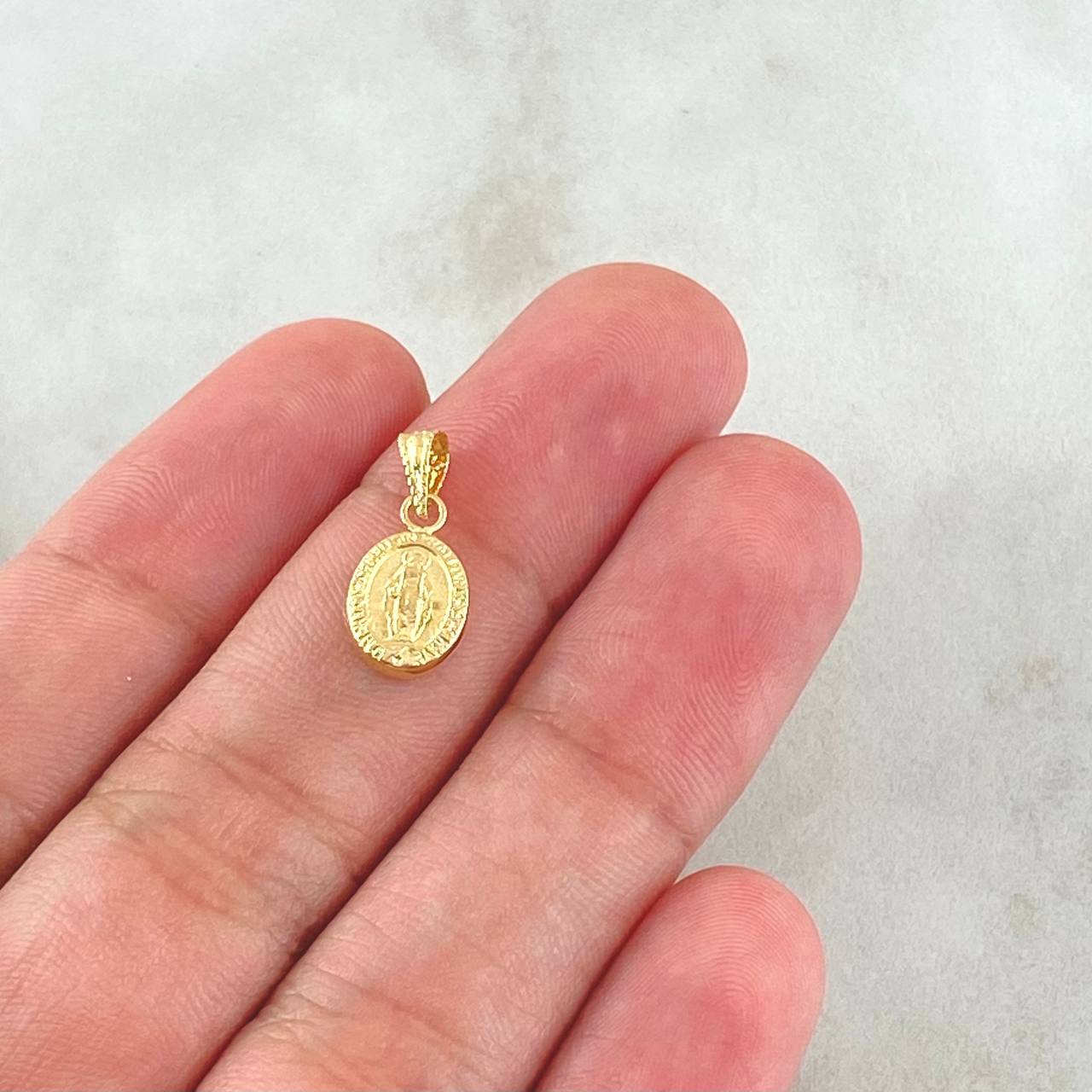 Pendant Milagrosa Virgin 0.4gr / 2cm / Matte Oval Yellow Gold 18K
