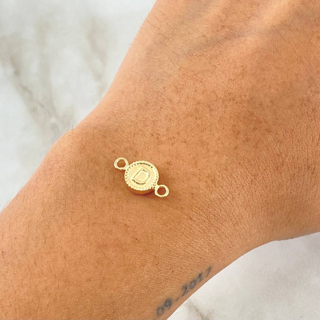 Herraje Letra D 0.45gr / 1.5cm / Circulo Bordeado Oro Amarillo 18K *