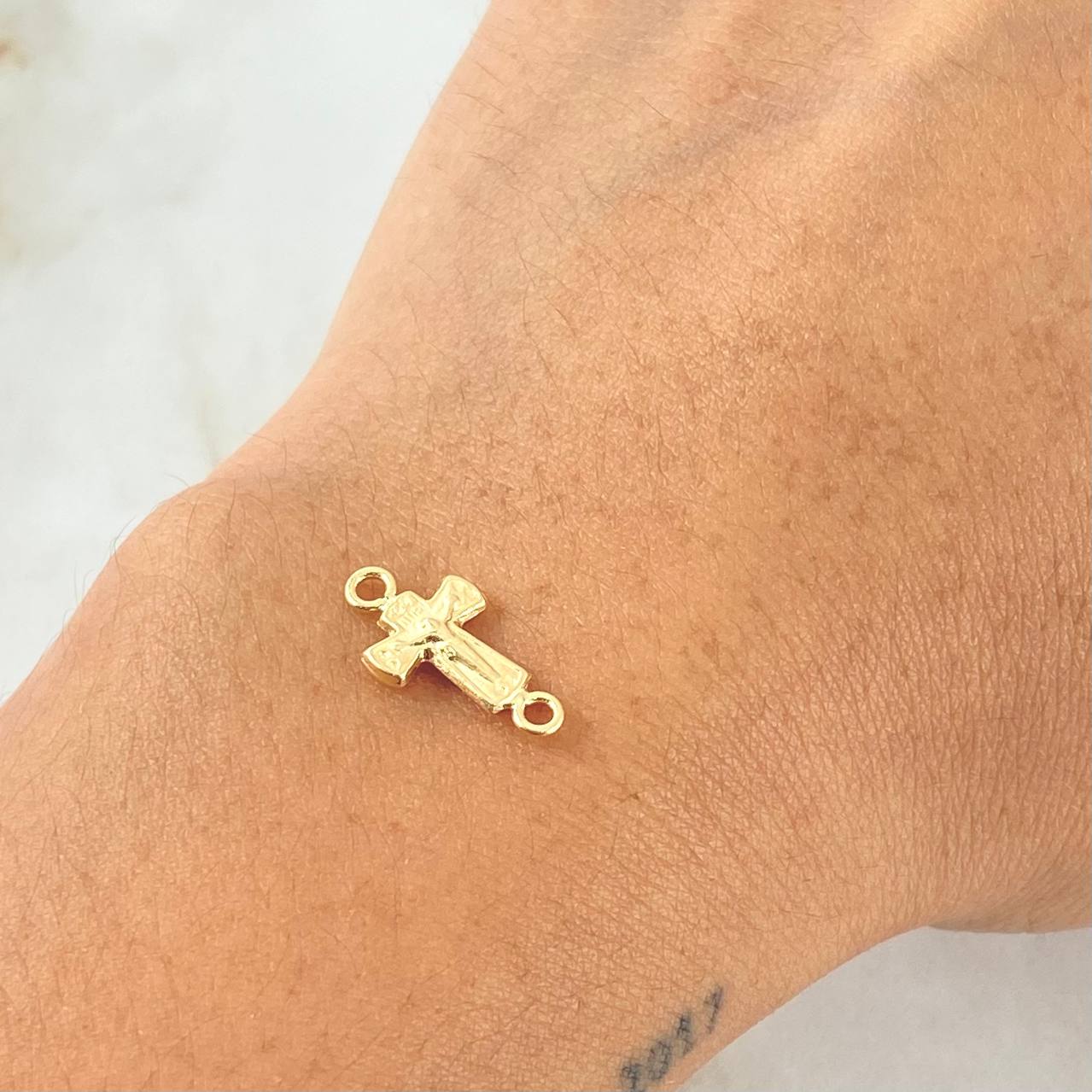 Charm Cross Christ 0.4gr / 1.7cm / 18K Gold *