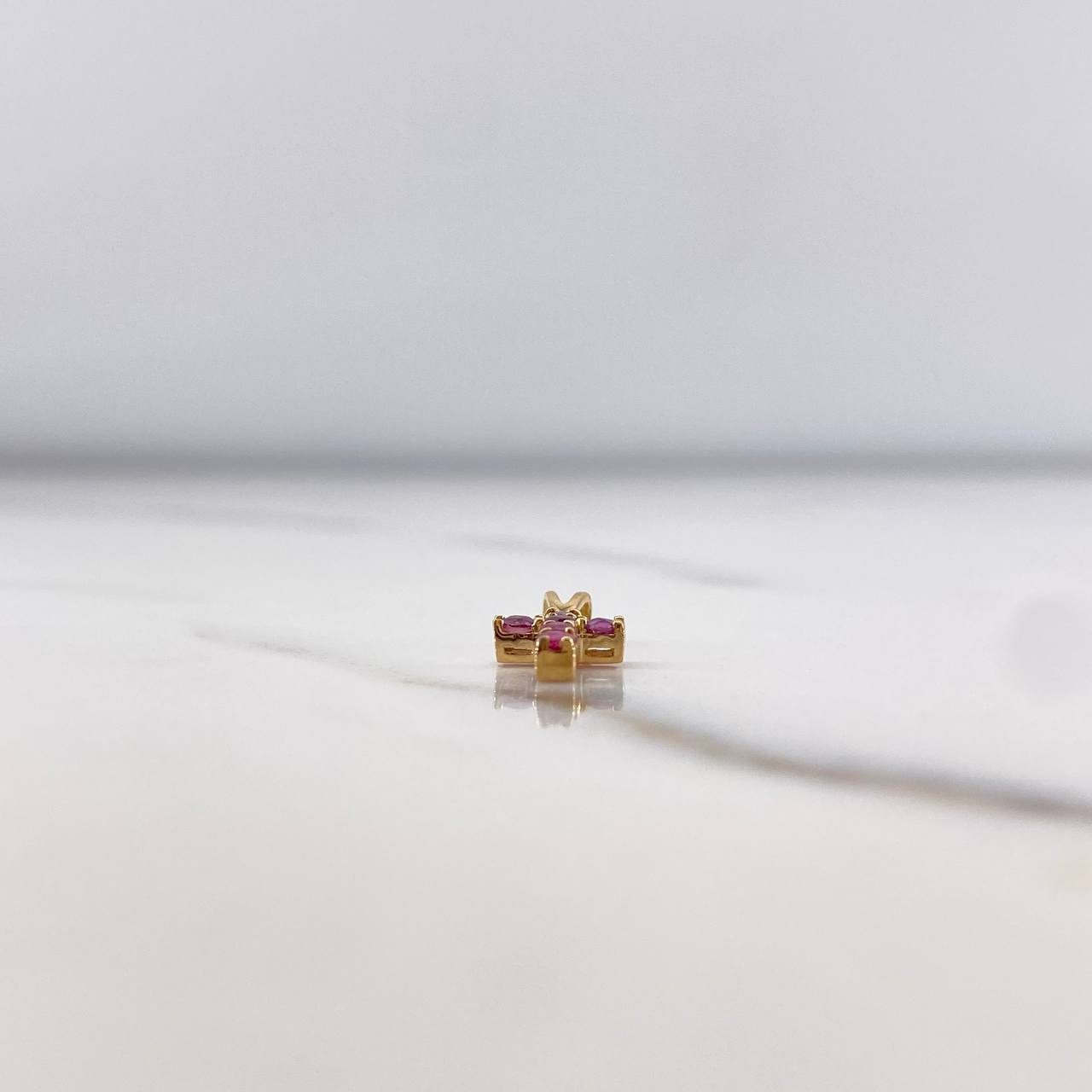 Dije Cruz 0.5gr / 1.4cm / Rubíes 22pts Oro Amarillo 18K &